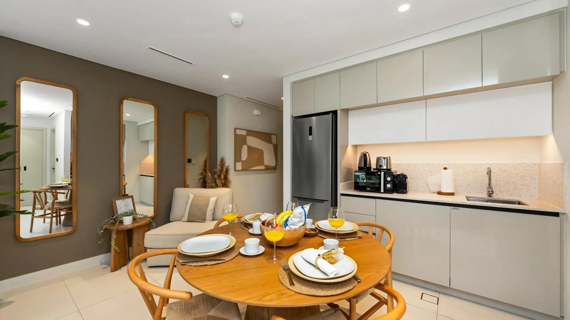 Chic 1 Bedroom On Private Beach In Dubai Harbour Apartment