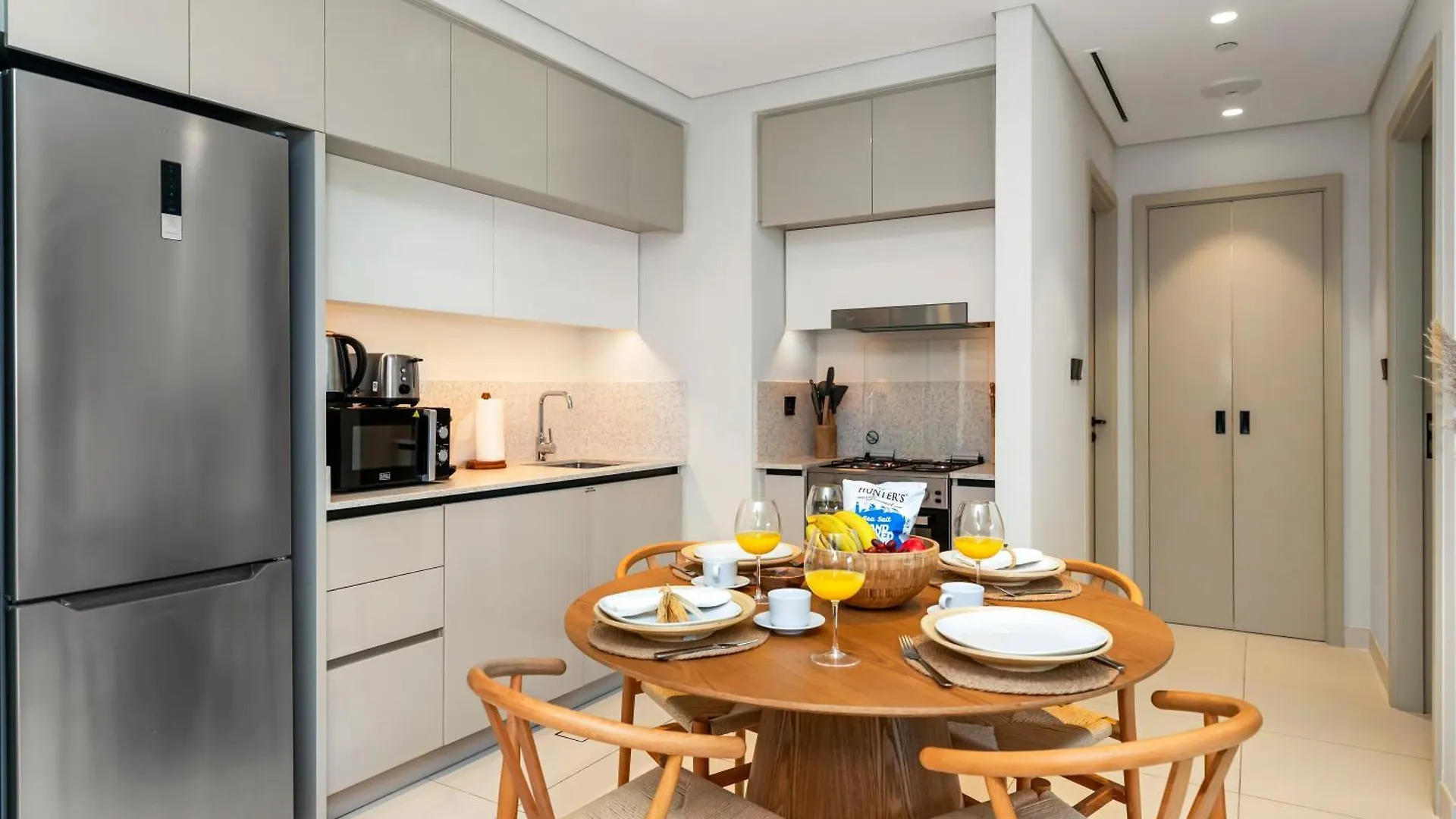 Chic 1 Bedroom On Private Beach In Dubai Harbour Apartment