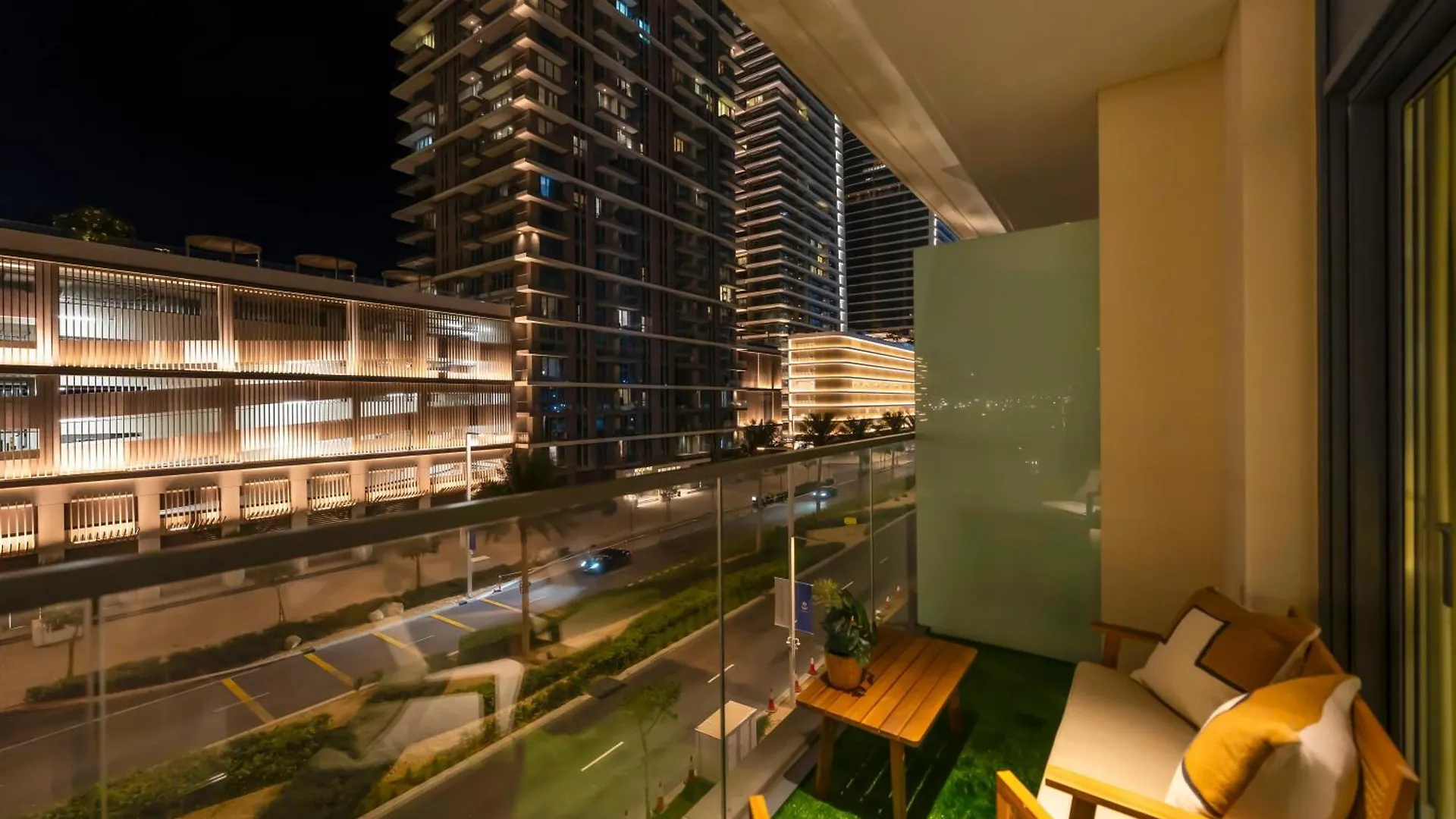 Chic 1 Bedroom On Private Beach In Dubai Harbour Apartment